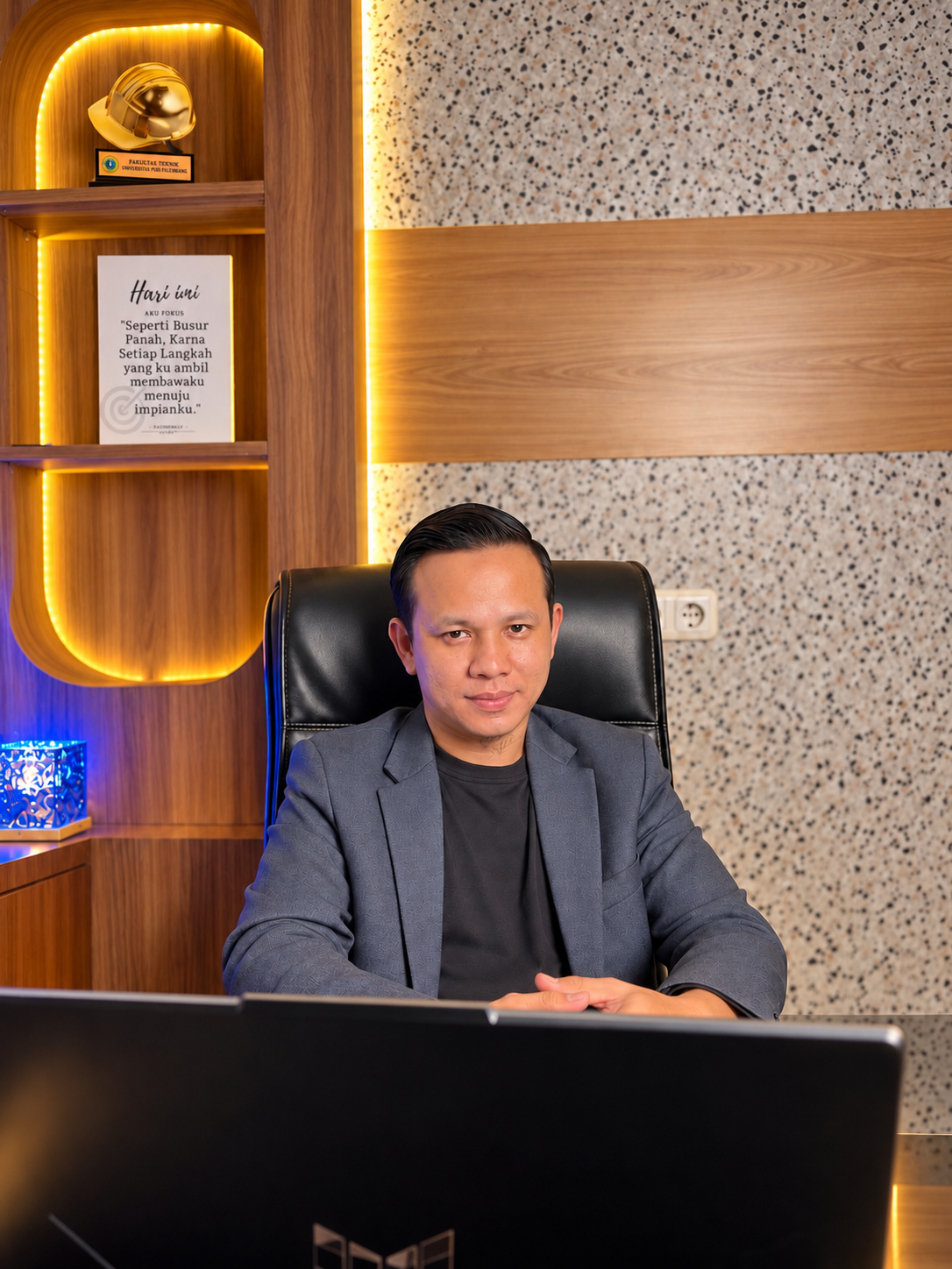Ade Wijaya di kantor PT Bangun Berkah Properti, kontraktor amanah di Palembang